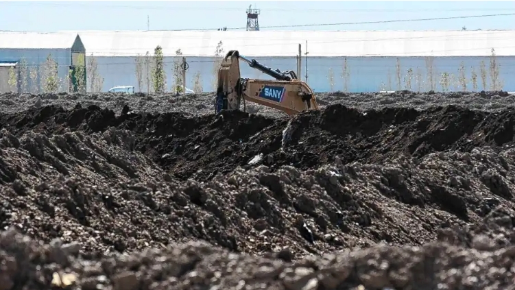 La montaña de residuos petroleros está ubicadao en el distrito Vi. Todos los días llevan camiones a Añelo con el contaminante (foto Matias Subat)