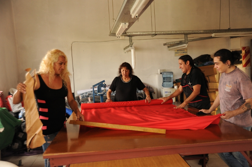 Brisa Escobar durante su trabajo en la cooperativa Nadia Echazú. Foto de Ariel Gutraich para la nota Amor travesti, motor de la cooperativa textil Nadia Echazú