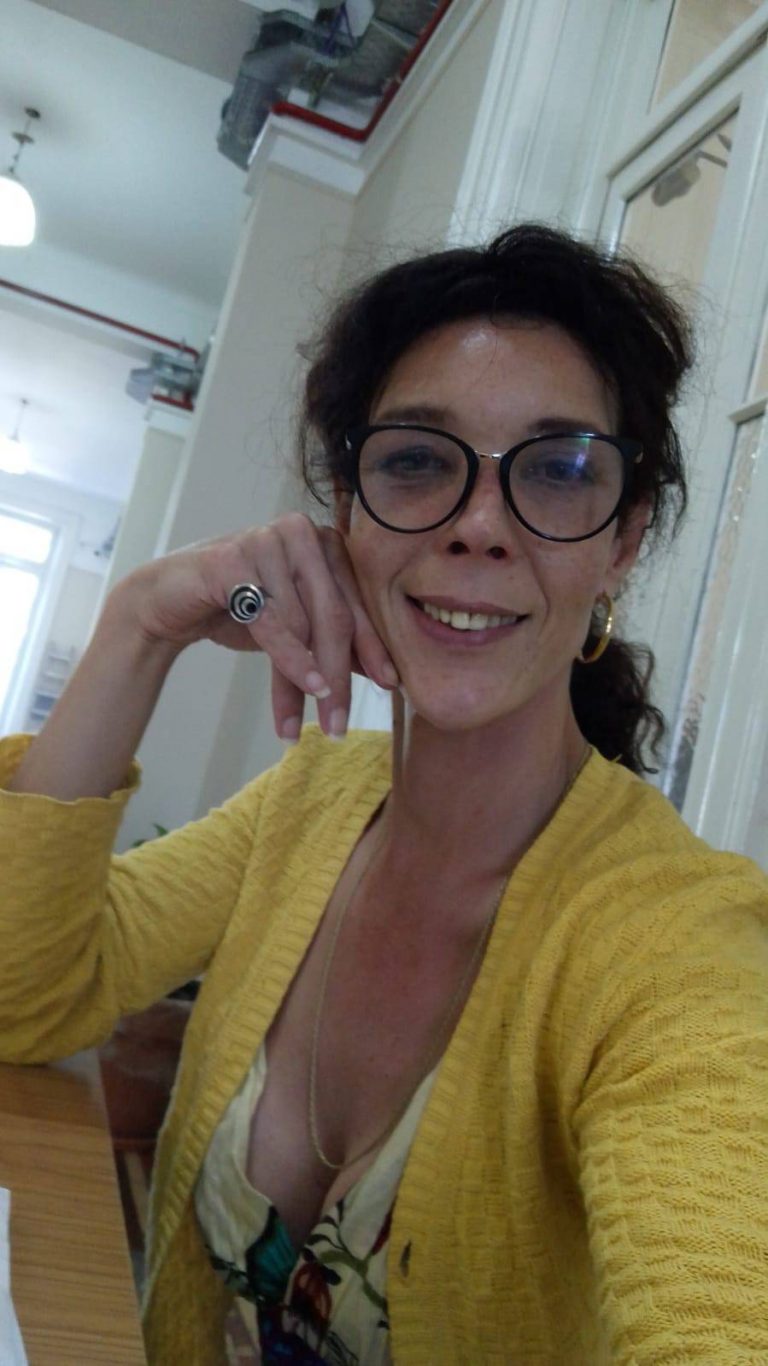 Allison Gebel trabaja en el Bachillerato Popular Mocha Celis. Coordina el Teje Solidario.