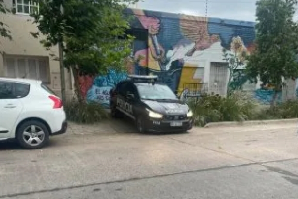 La Policía de Mendoza bloquea la salida de un carro de las asambleas por el agua en Guaymallén. 