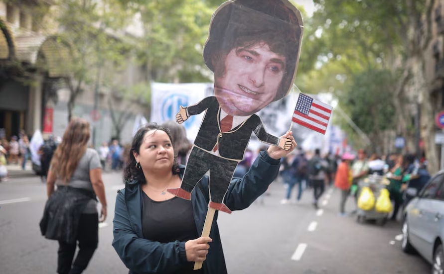 Contra el colonialismo yanqui y su ladero Milei, también se marcha el 8M. (JoseNico)