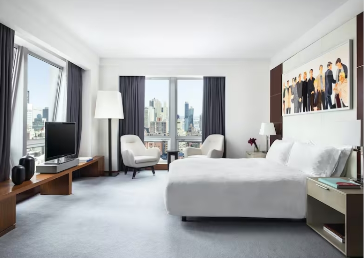 Una de las habitaciones del hotel The Langhman, donde Adorni y su esposa pararon junto con la comitiva presidencial michael weber