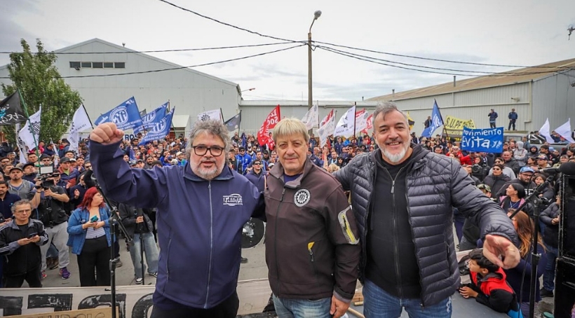Daniel Yofra (Aceiteros), Abel Furlán (UOM) y Rodolfo Aguiar (ATE) viajaron a Río Grande en representación del FreSU para acompañar la lucha de los trabajadores frente al cierre de la fábrica de aires acondicionados Aires del Sur, que dejó en la calle a 140 trabajadores. Foto: Prensa FreSU.