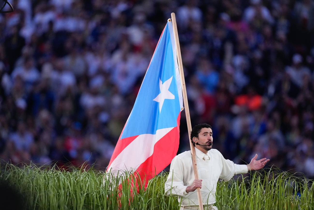 Bad Bunny en el escenario del Super Bowl (Mark J. Terrill/AP)
