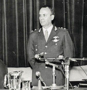 En la foto: Ramón Genaro Díaz Bessone. Uno de los arquitectos de la maquinaria de la tortura. “Los empresarios forman uno de los primeros sectores que constituyen la Nación día a día. Acaso por eso fueron uno de los blancos predilectos de la agresión criminal de las hordas marxistas. Por eso la responsabilidad moral es la otra gran vertiente de esta eminente función social, y comienza dentro de la misma empresa. Allí los derechos ceden su lugar a los deberes. Defender la empresa y la propiedad privada contra agresores de toda índole es el primer deber”, expresó en la Bolsa de Comercio de Rosario en octubre de 1977, reunido con empresarios.