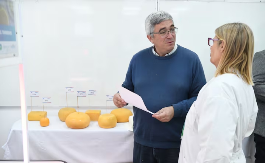 Javier Rodríguez, ministro de Desarrollo Agrario bonarense. Los números de la crisis lechera en la Fiesta del Tambo en Navarro. (Gobierno bonaernese)