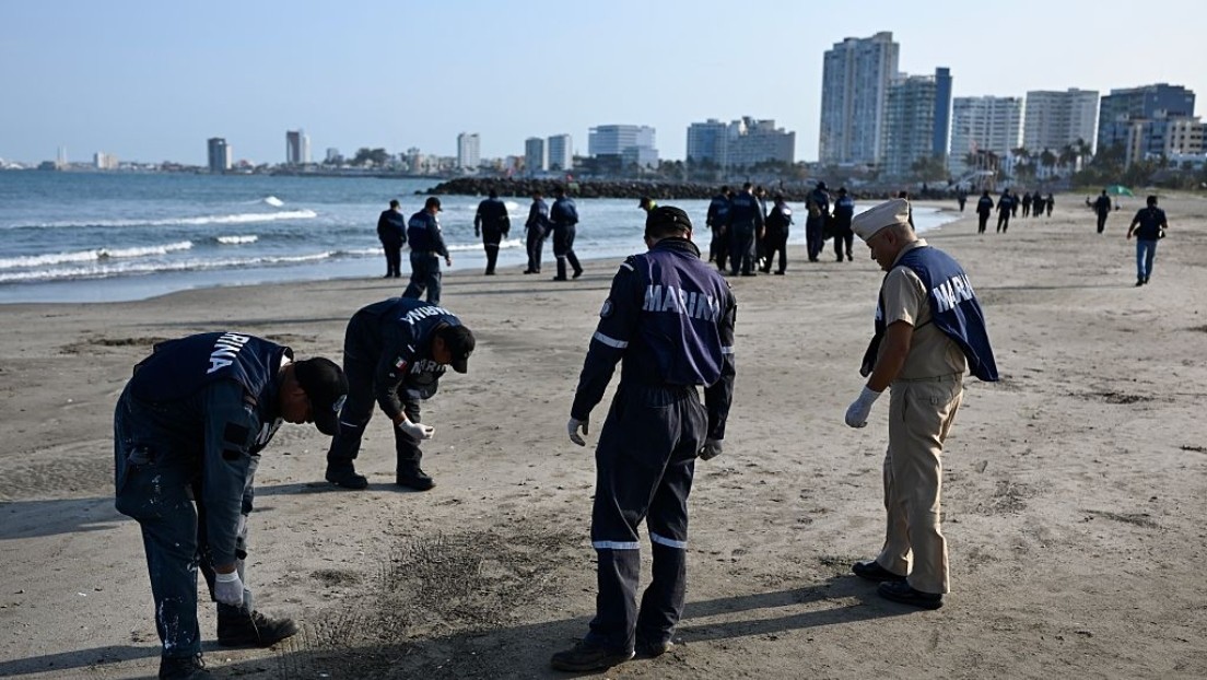 Limpieza de la playa con derrame de crudo, en Boca del Río, Veracruz, el 24 de marzo del 2026 Yahir Ceballos/picture alliance via Getty Images
