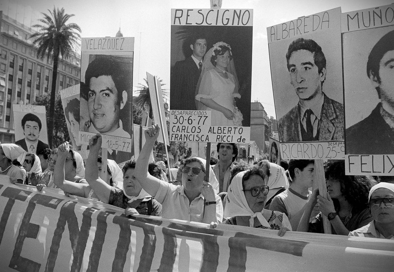 Las Madres de Plaza de Mayo frente a la Casa de Gobierno en Buenos Aires, el jueves 8 de diciembre de 1983, durante la última marcha bajo la dictadura militar. (AP/Eduardo Di Baia)