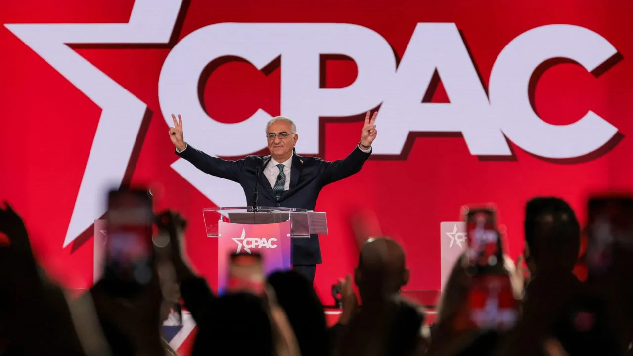 Reza Pahlavi, hijo exiliado del último sha de Irán y figura de la oposición iraní, hace el signo de la victoria durante la Conferencia de Acción Política Conservadora (CPAC) USA 2026 en el Gaylord Texan Resort and Convention Center, en Grapevine, Texas, EE. UU., el 28 de marzo de 2026. ( Crédito de la foto : REUTERS/Daniel Cole )