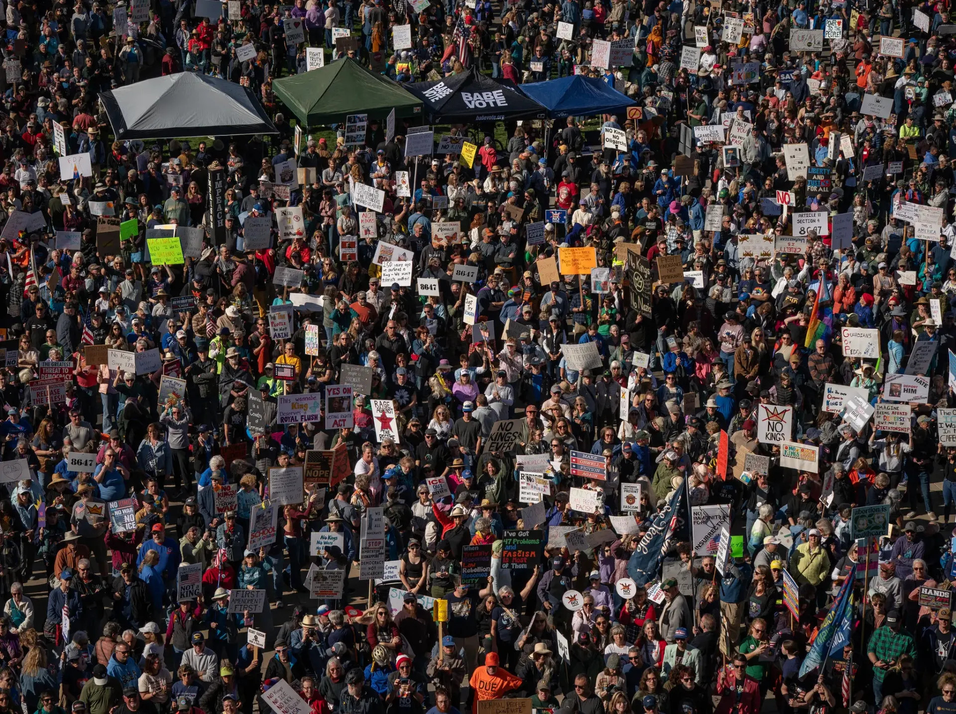 Manifestantes de las marchas “No Kings” el sábado frente al Capitolio del estado de Idaho, en Boise. Se realizaron miles de protestas de distintos tamaños en todo el país.Credit...Loren Elliott para The New York Times