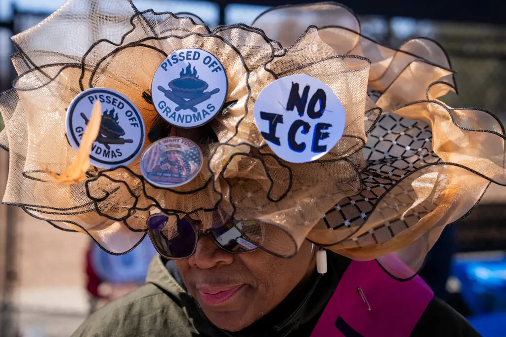 Una manifestante en una protesta en Omaha, Nebraska.Credit...Vincent Alban/The New York Times