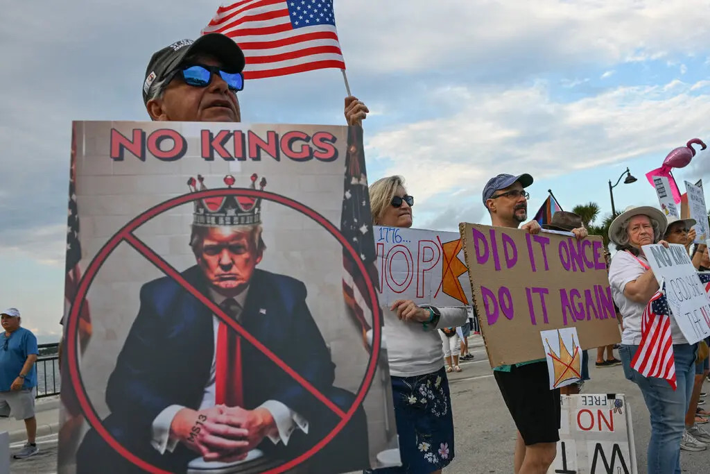 Manifestantes reunidos en Florida, no lejos de la finca Mar-a-Lago de TrumpCredit...Giorgio Viera/Agence France-Presse — Getty Images