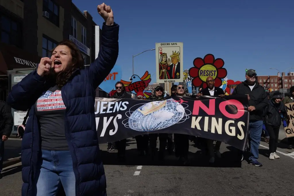 Una marcha en Forest Hills, Queens.Credit...Anna Watts para The New York Times