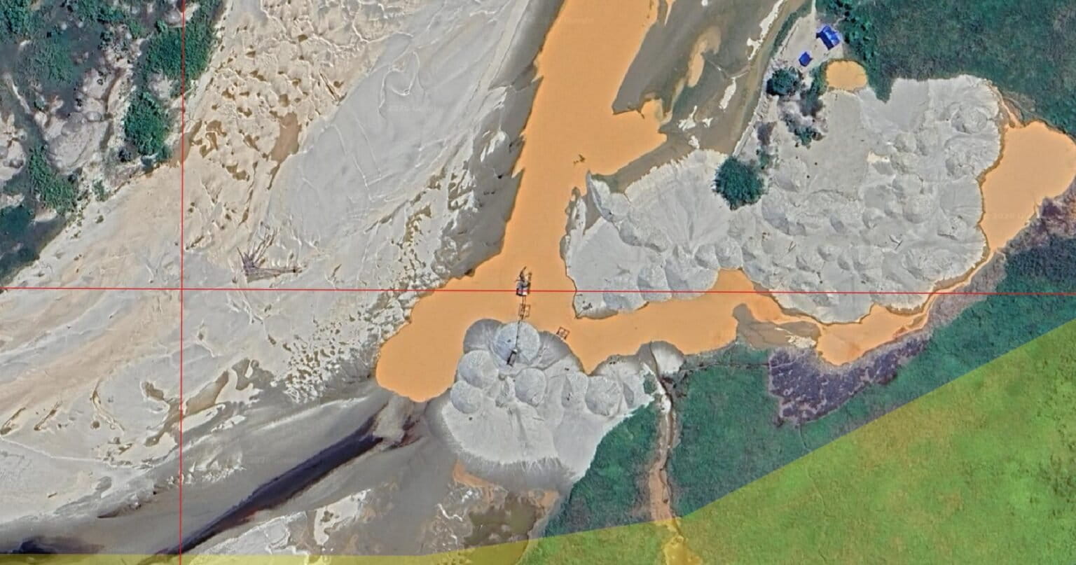 Draga ubicada, en julio de 2025, en la intersección de las concesiones Acumulación Los Venados y Vicente 18. Foto: Google Earth – Ingemmet