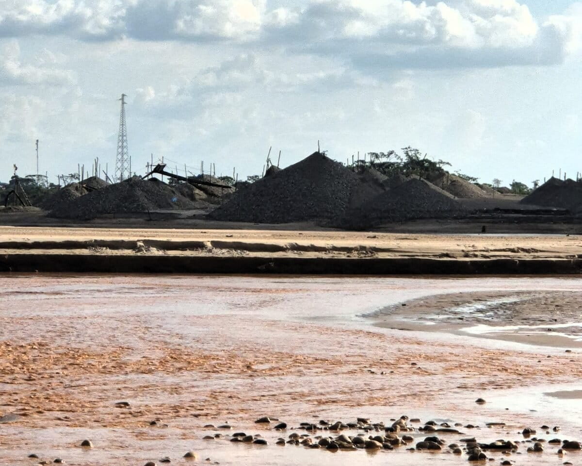Evidencias del paisaje transformado por la minería en las inmediaciones y sobre el cauce de los ríos en Madre de Dios. Donde antes había bosque, quedaron montículos de arena con residuos tóxicos tras la remoción de los sedimentos en busca de oro. Foto: Elizabeth Salazar