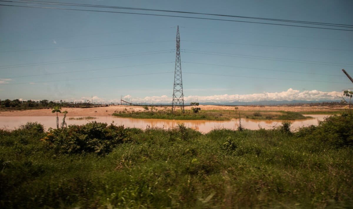 Solo en noviembre de 2025, el Radar Mining Monitoring de Conservación Amazónica (ACCA) detectó 85 alertas de deforestación por minería en la comunidad nativa de Arazaire. Foto: Max Cabello