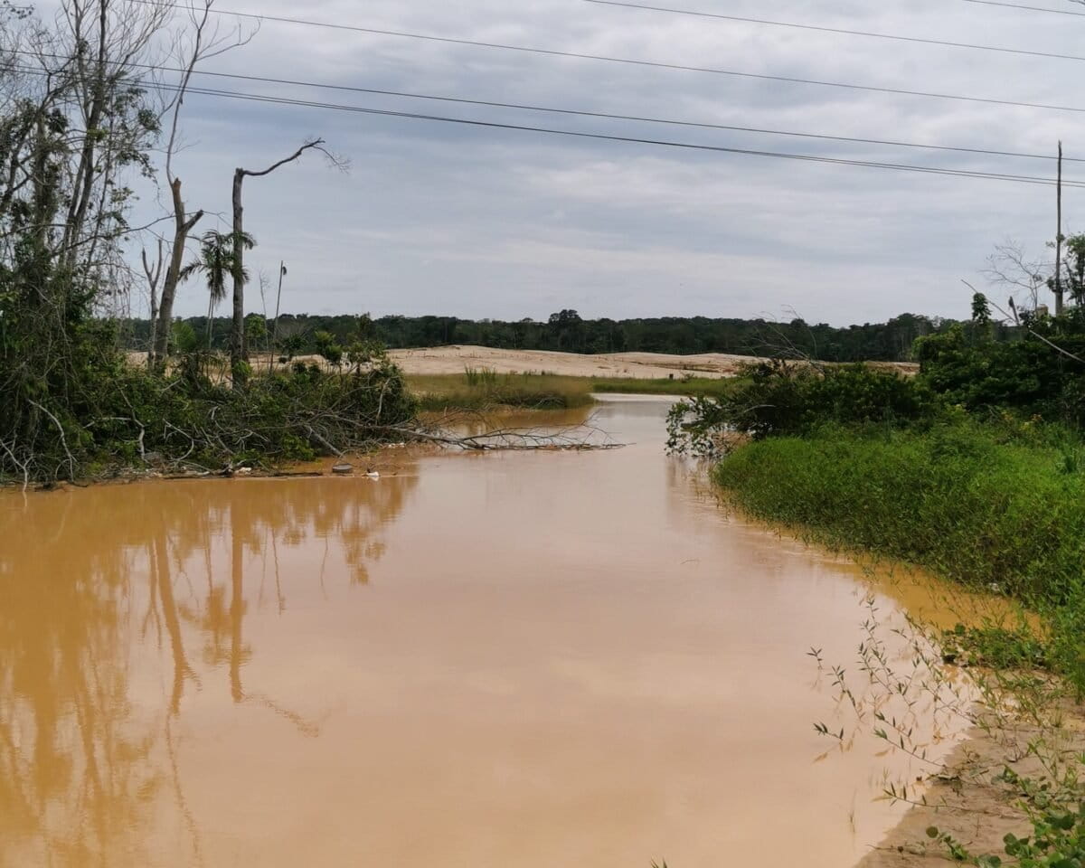 El agua de los ríos en Madre de Dios se mezcla con los sedimentos removidos y el mercurio que se infiltra en el subsuelo. Foto: Elizabeth Salazar