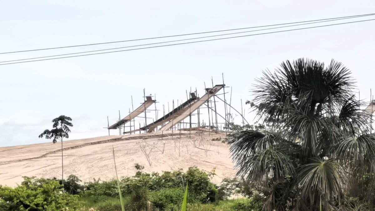 Estas estructuras inclinadas son usadas para separar el oro del sedimento con el flujo del agua. Foto: Elizabeth Salazar