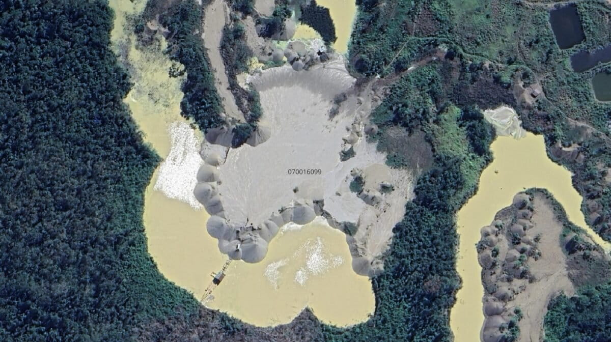 Las imágenes satelitales a julio de 2025 muestran maquinarias y montículos de tierra al interior de la concesión K-1. Foto: Google Earth