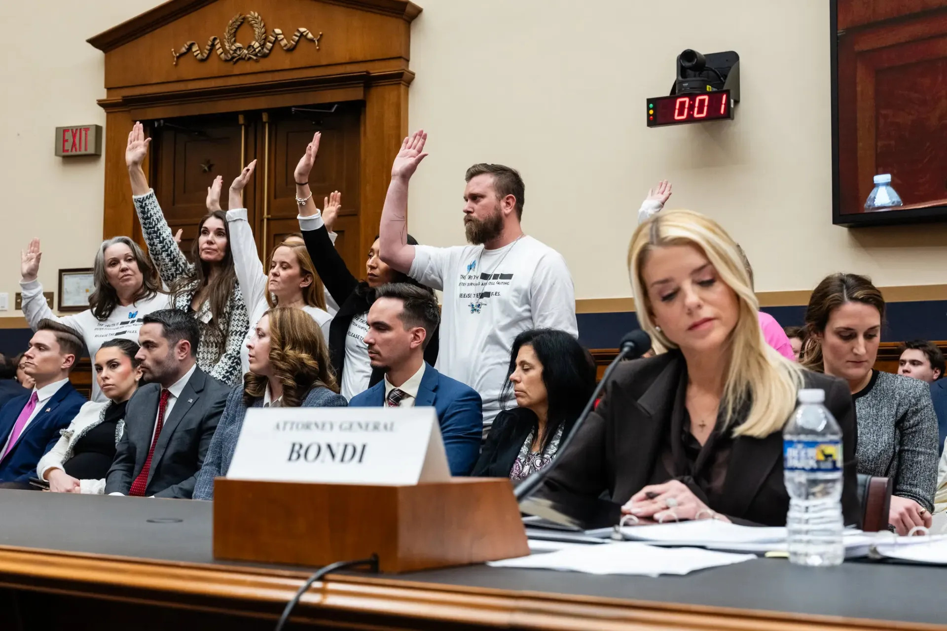 Bondi no estableció contacto visual con las víctimas de Epstein sentadas detrás de ella durante una audiencia del Comité Judicial de la Cámara de Representantes el mes pasado.Credit...Eric Lee para The New York Times