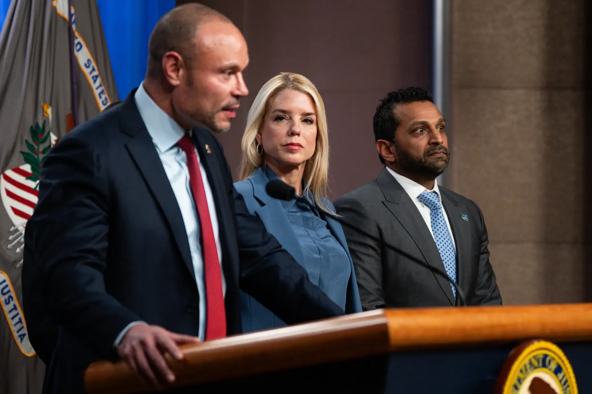 Kash Patel, director del FBI, a la derecha, y su antiguo adjunto, Dan Bongino, a la izquierda, presionaron para que se divulgara mucho más el material sobre Epstein, tras encontrar en los archivos poco que aportara algo nuevo a lo que ya se sabía sobre las interacciones del presidente con Jeffrey Epstein.Credit...Tierney L. Cross/The New York Times