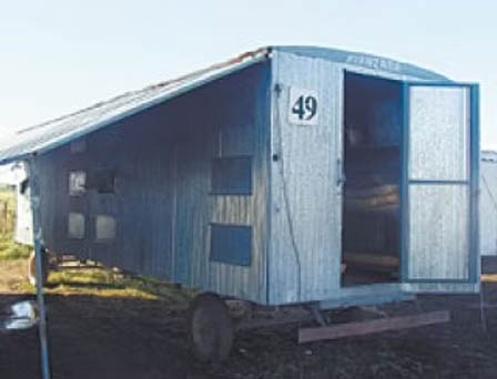 Así son los contenedores dónde dormían los peones