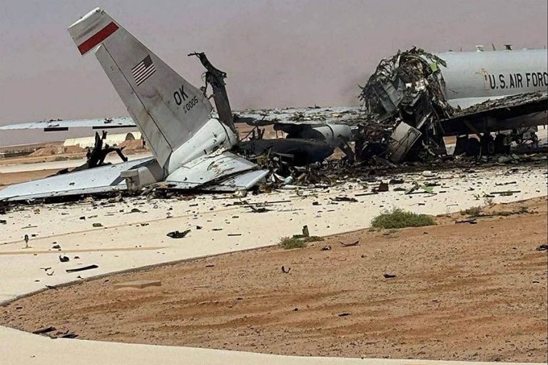 Un avión radar de alerta temprana E-3 Sentry, conocido como Awacs, de las fuerzas armadas estadounidenses destruido por misiles de Irán el 28 de marzo de 2026 en la base Príncipe Sultan en Arabia Saudí. Fuente: CNN / The Simurgh