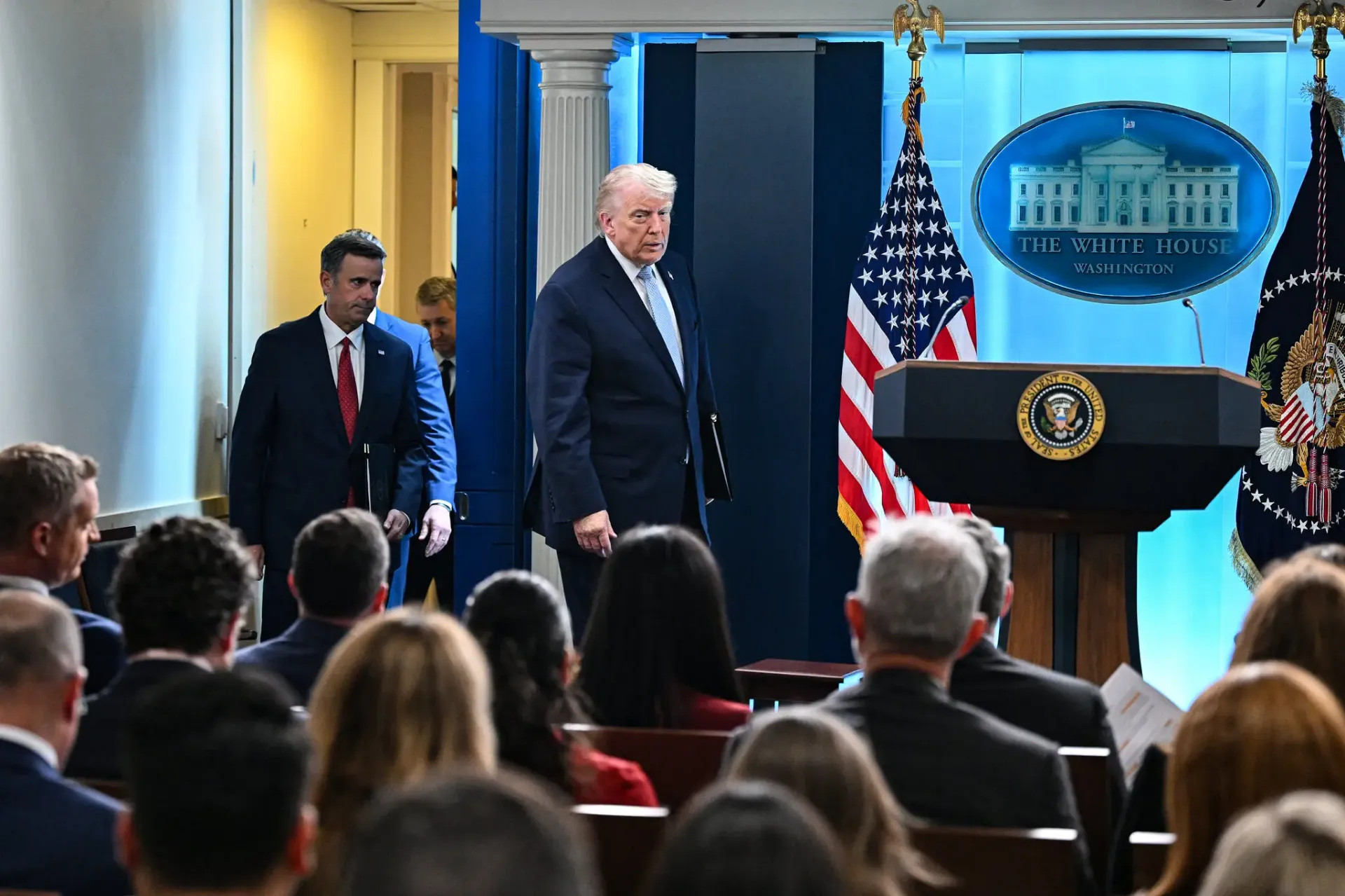 El presidente Trump se dirige a los medios de comunicación en la Casa Blanca el lunes.Credit...Kenny Holston/The New York Times