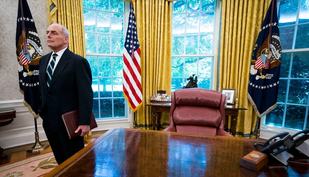 El general John Kelly, jefe de gabinete de Trump durante su primer gobierno, en el Despacho Oval en 2018Credit...Doug Mills/The New York Times