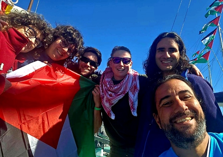 Imagen: Ramiro Giganti, corresponsal de ANRed, junto a sus compañeros/as de la embarcación «Eilabun», que es parte de la Global Sumud Flotilla. Imagen: Ramiro Giganti (ANRed).