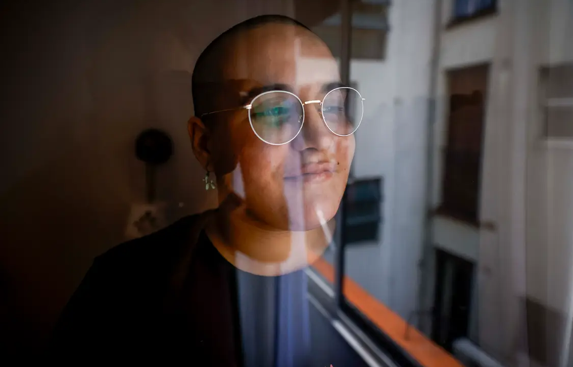 Recuerdos que dejaron marcas. Juana, que hoy tiene 20 años, sonríe al hablar de su presente, sin olvidar los momentos más duros de su infancia y adolescencia: se burlaban de ella por ser sensible, por abrazar demasiado, por no encajar