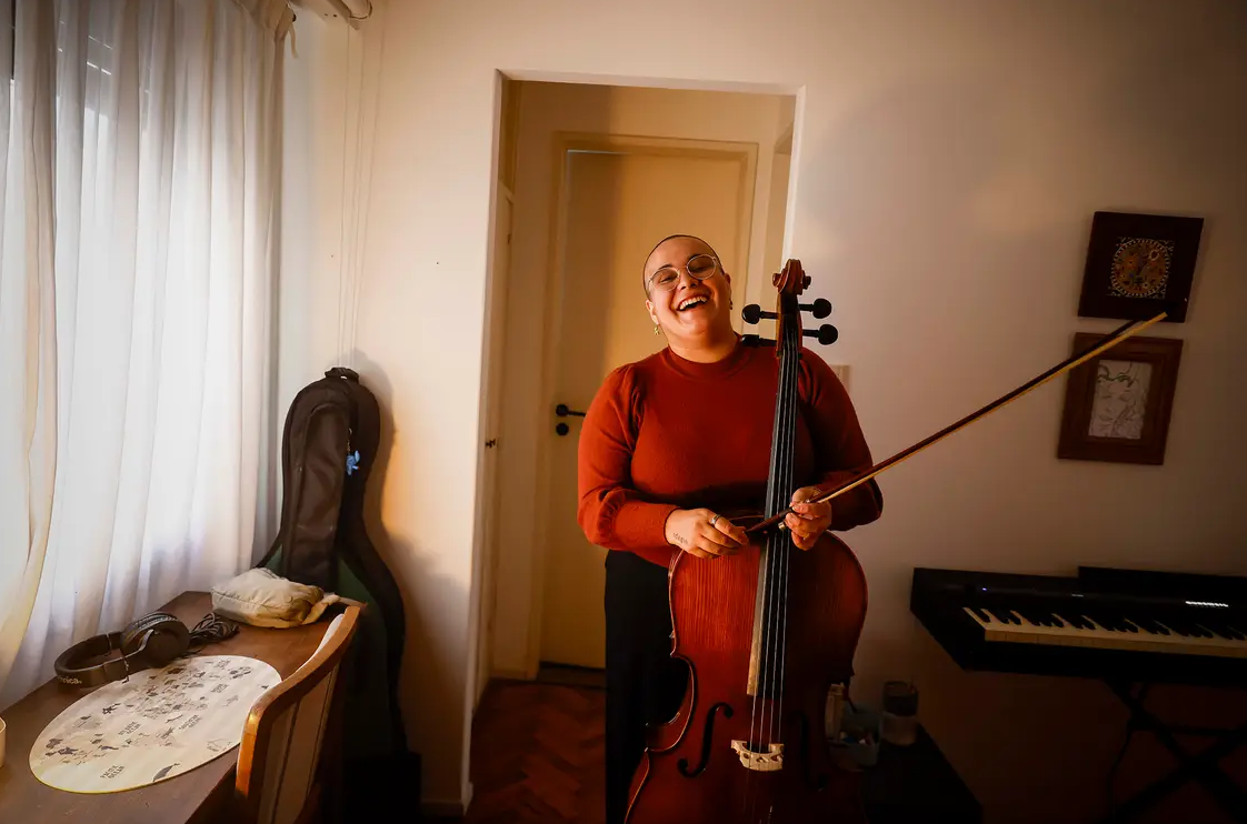 Múltiples talentos. Además de tener una voz maravillosa, Juana toca varios instrumentos: cello, violín, guitarra criolla, guitarra eléctrica, ukelele y piano; escribe poesía y compone canciones, una de ellas habla sobre el bullying
