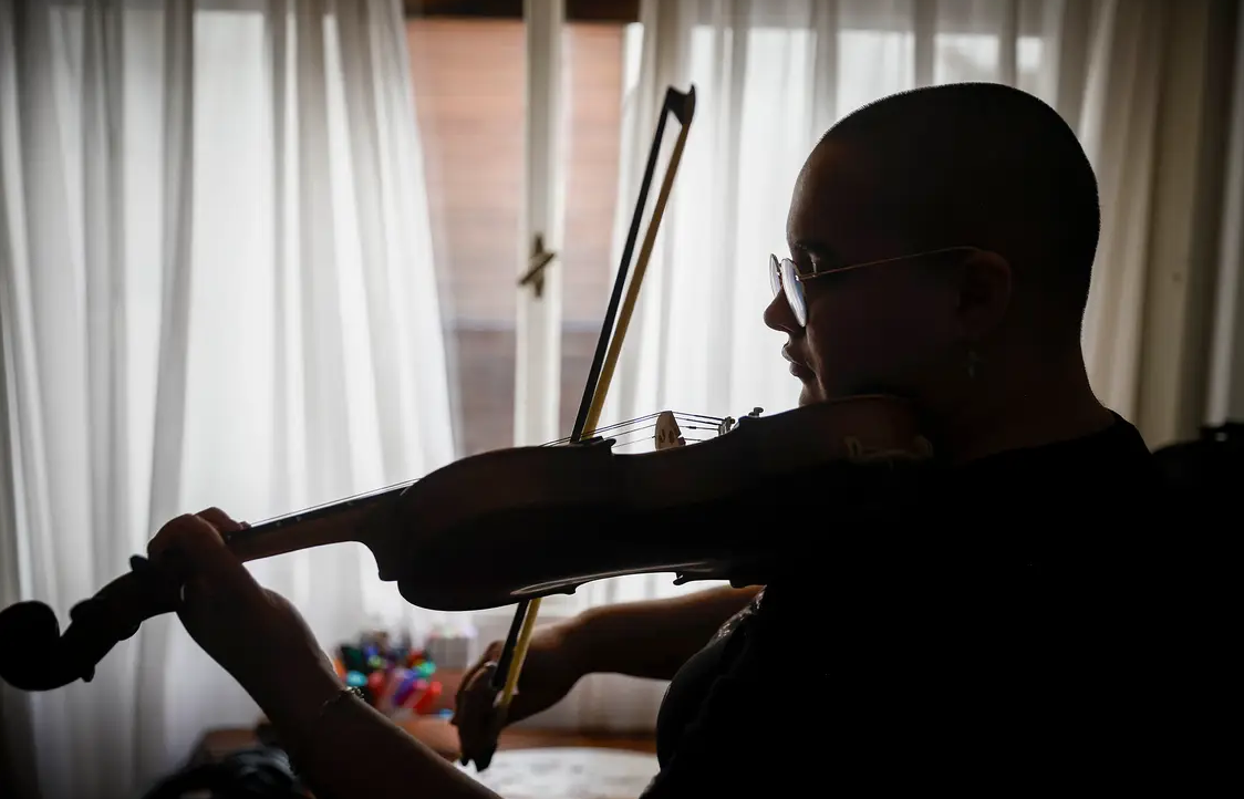 Comienzos. Hace pocas semanas, cuando empezó las clases en el Conservatorio Manuel de Falla, a Juana la volvió a invadir la ansiedad: de nuevo, tenía que enfrentarse a un grupo; sin embargo, esta vez todo fue diferente y asegura sentirse “feliz”