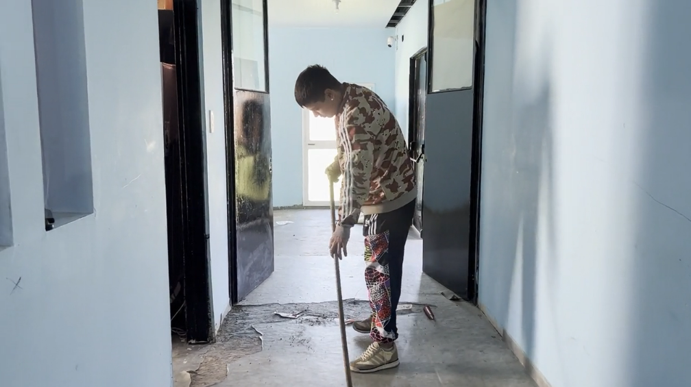 Arrepentido. Iván, casi siempre de gorra, dejó la escuela a los 16 años para trabajar como albañil; hoy, quisiera volver el tiempo atrás; mientras piensa cómo retomar el estudio, colabora con un centro comunitario en Los Hornos, su barrio