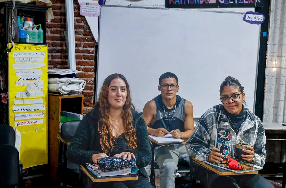 Retomar. Lucas y Milagros pudieron volver a estudiar en un bachiller de adultos; Iván aún no lo logró, pero cree que terminar la escuela es fundamental para su futuro