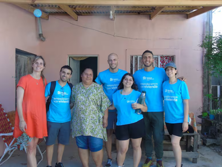 Bárbara Bonelli (izq.), durante una de las recorridas de Hábitat para la Humanidad Argentina, ONG que dirige Gentileza