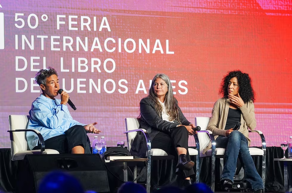 Gabriela Cabezón Cámara, Selva Almada y Leila Guerriero en la apertura de la Feria. (Guido Piotrkowski)