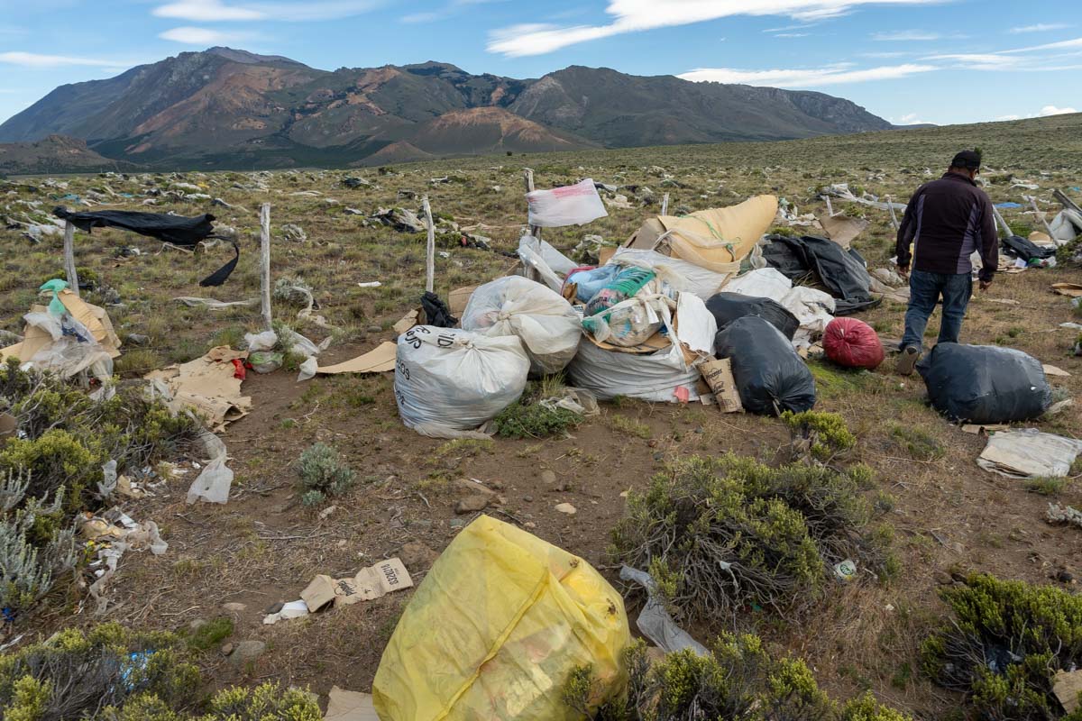  Basura acumulada por fuera del alambrado de la Planta de Tratamiento de Residuos Sólidos Urbanos . Diciembre 2025 – Foto: Roxana Sposaro