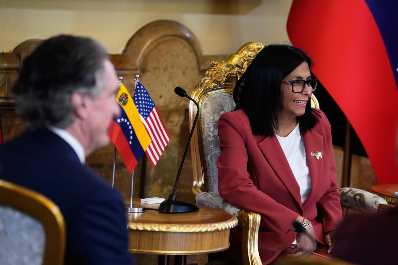 Delcy Rodríguez con Doug Burgum, secretario del Interior de Estados Unidos. Imagen: AP/Ariana Cubillos.