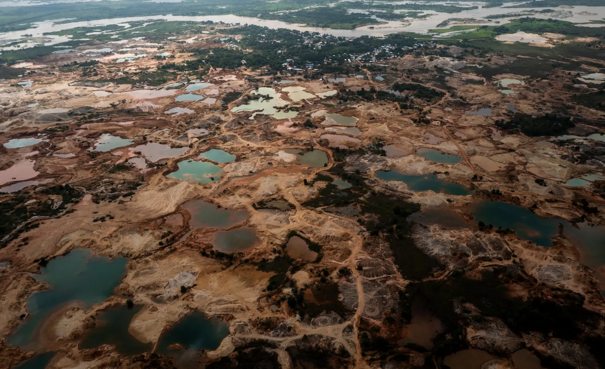 Los mineros del oro han talado los bosques y praderas a lo largo del río Nechí, en Colombia. Los charcos de colores brillantes que salpican la zona están contaminados por la minería.