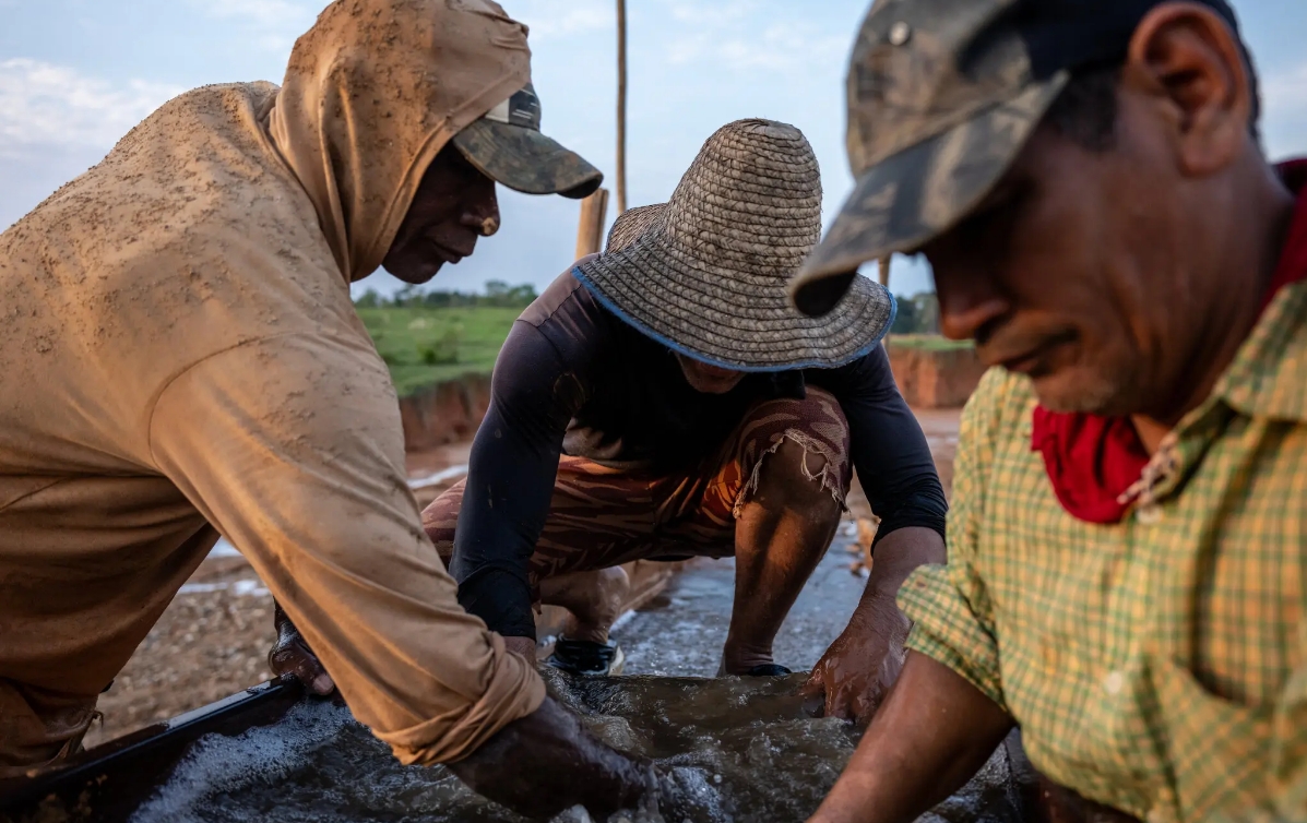 Los trabajadores de las minas ilegales soportan largas jornadas y condiciones tóxicas.