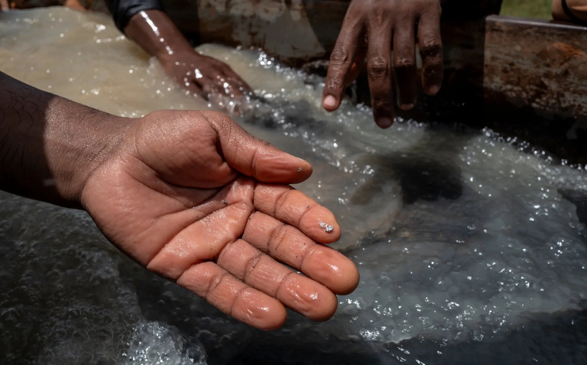 El mercurio, como en esta gota mezclada con oro, es altamente venenoso