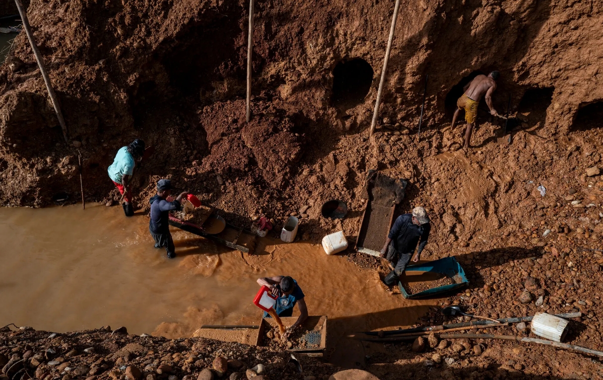 Una excavación en busca de oro en La Mandinga, una mina controlada por un cartel. El trabajo es ilegal y destructivo para el medioambiente.
