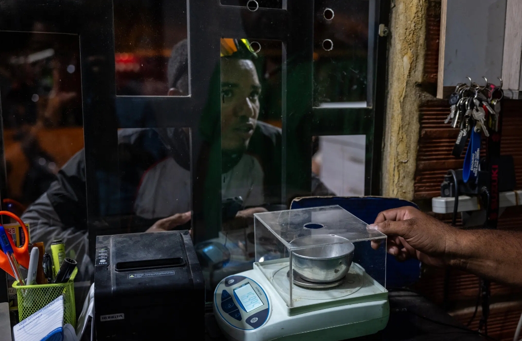 Un minero de oro vendiendo su producción diaria en una tienda de Caucasia