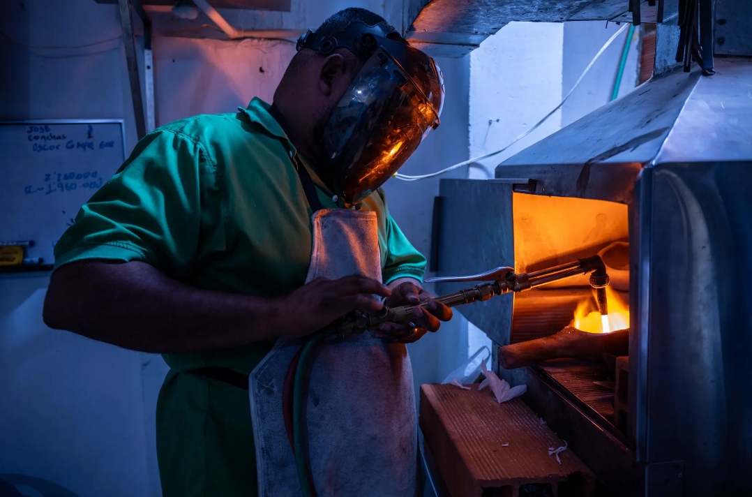 Alex Cuevas trabaja en una tienda de Caucasia que compra los hallazgos de los mineros y funde el oro obtenido cada día para fabricar pequeños lingotes.