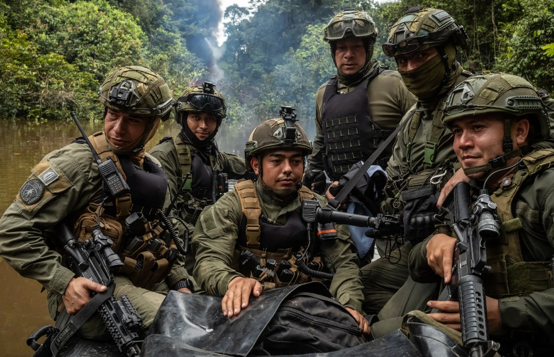 Fuerzas de seguridad colombianas patrullando. De vez en cuando hacen redadas en explotaciones mineras ilegales.