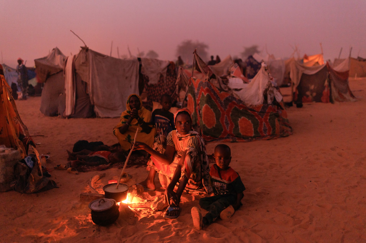 Refugiados en Chad que han huido de Sudán. La ayuda alimentaria está tardando semanas más en llegar debido al cierre del estrecho de Ormuz. Fotografía: Dan Kitwood/Getty Images