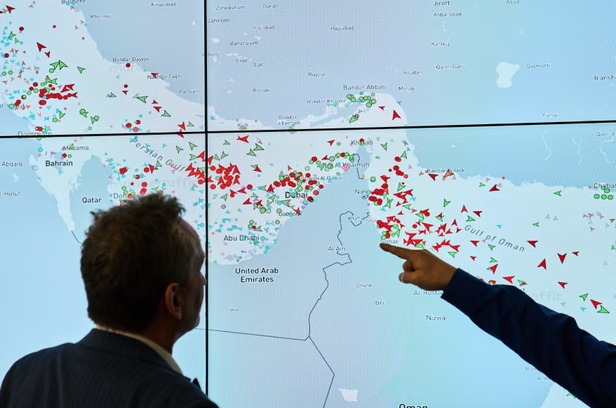 Empleados de la empresa de transporte marítimo de contenedores Hapag-Lloyd supervisan el estado de los buques de carga en el estrecho de Ormuz, en Hamburgo, Alemania, el 15 de abril. Fotografía: Ebrahim Noroozi/AP