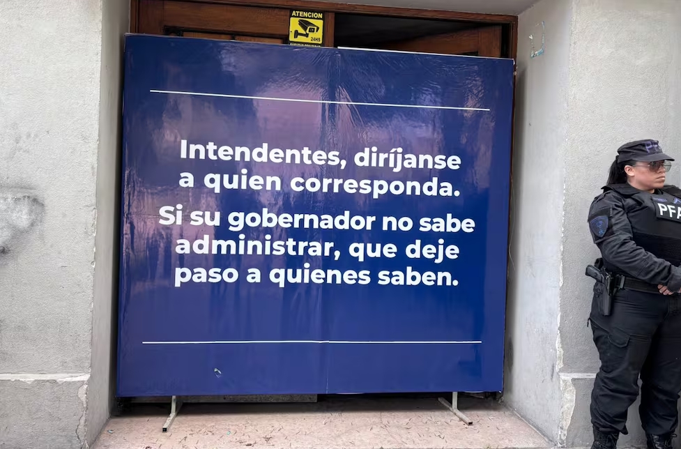 El cartel que dejó Pettovello frente a Capital Humano. (Gentileza -)