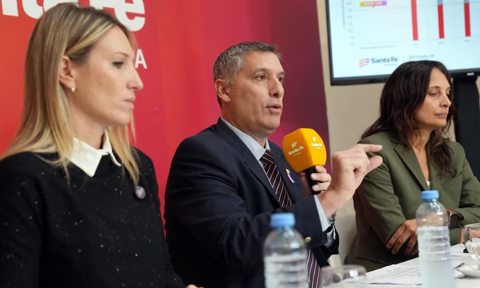 Plan de Protección de los Ingresos santa fe La vocera del Ejecutivo, Virginia Coudannes, junto al ministro de Economía, Pablo Olivares, y la secretaria de Función Pública y Recursos Humanos, Malena Azario. (Prensa gobernación)